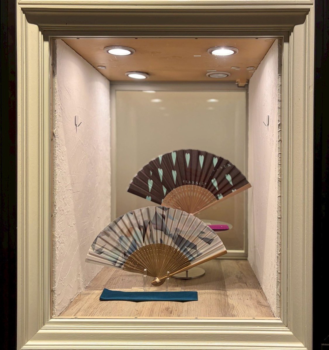 CLASSICS_the_SL's tweet photo. CLASSICS the Small Luxury 六本木ヒルズ本店💜🤍🩵

HAPPY RAINY DAY🍬☔️✨
雨の日を楽しく過ごす。

梅雨時期の憂鬱な気分を吹き飛ばすような、様々なバリエーションのハンカチや、上質なタオルハンカチ、扇子などのアイテムをご用意しております🌿 https://t.co/JX3B7YkAaC