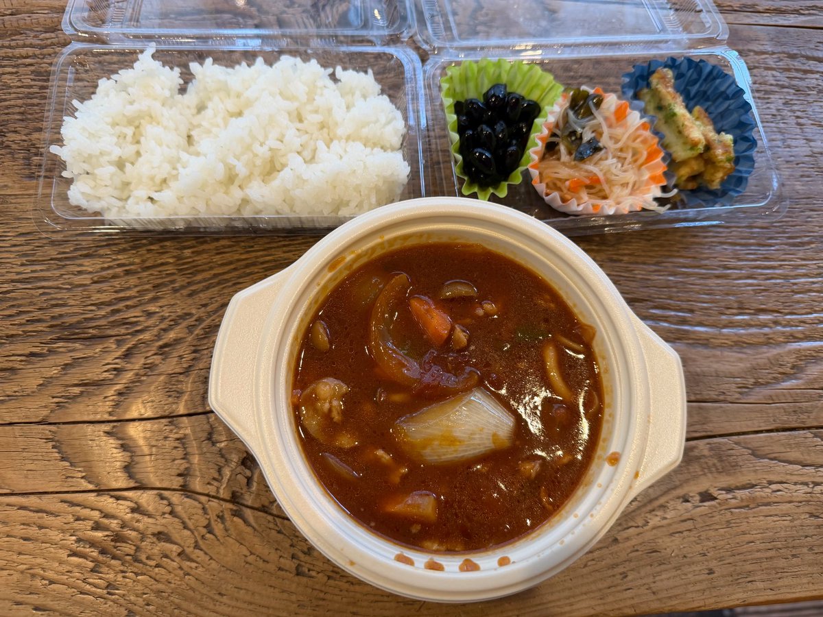 cafeBirdbath's tweet photo. 今日は子ども食堂です。

メニューは、
ハッシュドポーク
春雨サラダ
黒豆の煮物
竹輪の磯辺揚げ

デザートには、Doleさんから寄付していただいたバナナ！
楽しいご飯になりますように。

#子ども食堂 https://t.co/IJicatR9mE