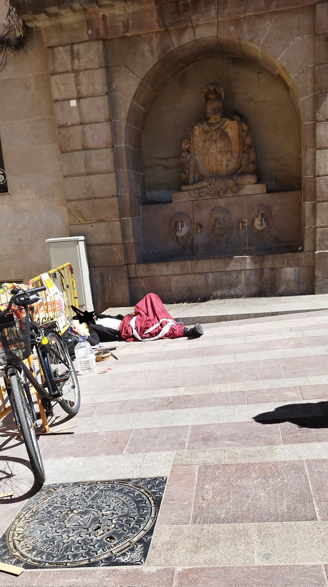 periketetu's tweet photo. La Barcelona d Collboni, la dels creuers, la d Gaudí, la d la visita del Papa, la del Tour d France, la Copa Amèrica i els grans events, la dels nostres barris, la capital d Catalunya.
Per tot arreu, miris on miris, gent desposseïda, gent tirada pel terra, gent vivint al carrer. https://t.co/8ue78YfO0N