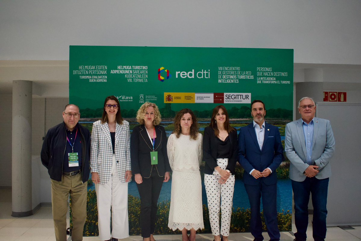TurismoEspGob's tweet photo. El @minturgob refuerza la sostenibilidad y la innovación en los destinos inteligentes para mejorar la calidad de vida de residentes y visitantes.

➡️180 gestores de 130 destinos han participado en el encuentro de gestores #RedDTI en Vitoria-Gasteiz.

🔗https://t.co/Za1bmSezaN https://t.co/7NYMYKLlK7