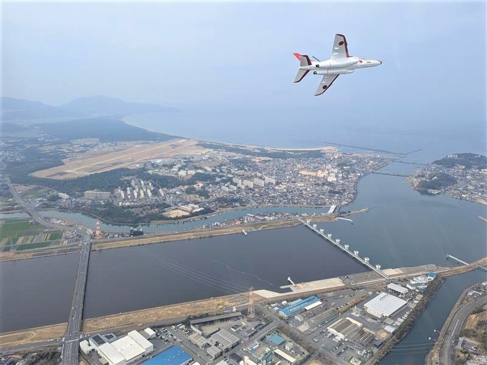 kokujieitai_13's tweet photo. #戦闘機 に近い飛行性能を有する、T-4中等練習機での訓練 #操縦訓練生、T-4での初度単独飛行を実施しました。
大空を駆け巡る夢へ踏み出す、確かな一歩
#自衛隊 #航空自衛隊 #13教団 #パイロット #jasdf #asdf
#自衛官募集 #航空学生 https://t.co/GBxjWoSLMO