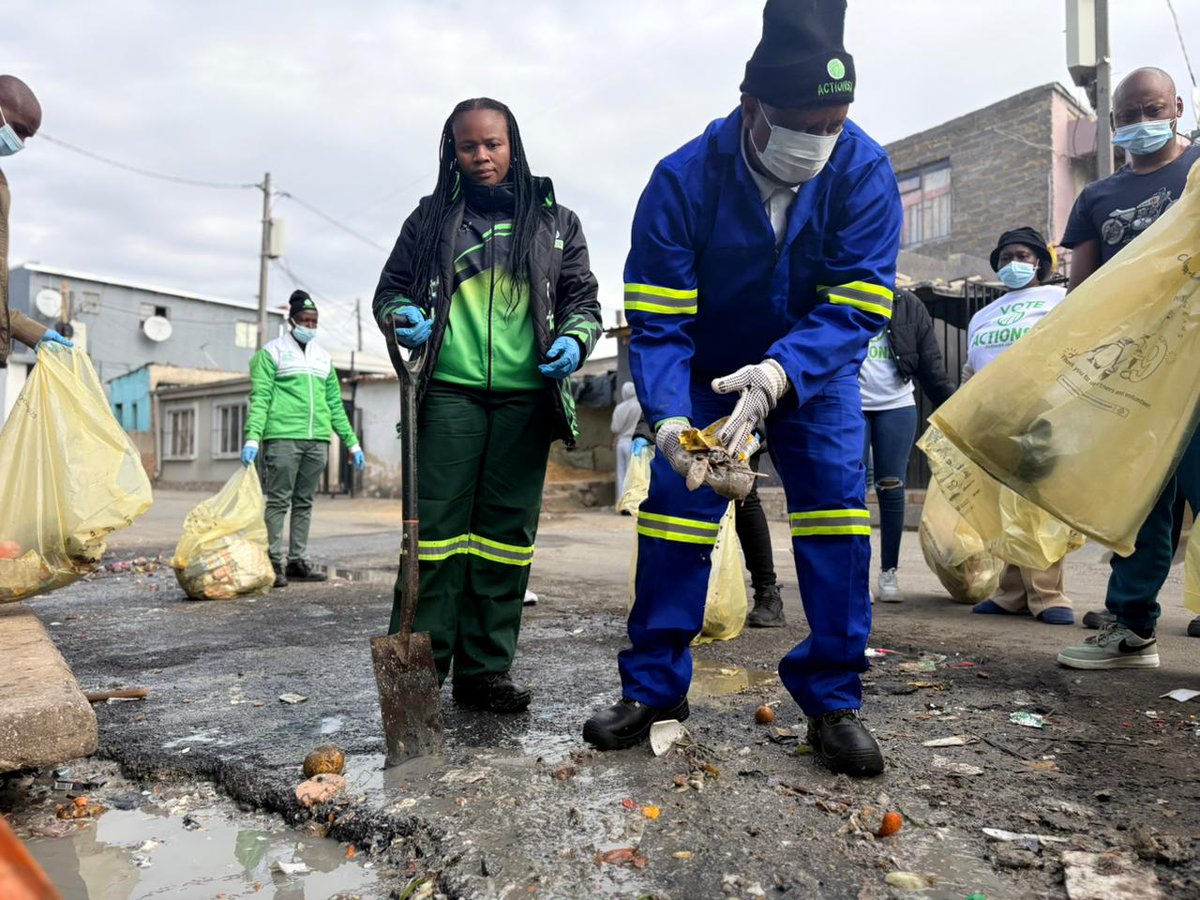 Action4SA's tweet photo. 🧹 Cleaner communities start with cleaner spaces.

Today, we are launching #AReSebetseng 2.0 in Alexandra - uniting residents, businesses and community organisations to take action and restore pride in our communities.

🛠️💚 https://t.co/Q0F2VytSfg