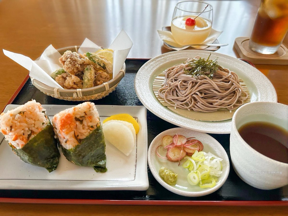 AngieCooking's tweet photo. お疲れ様です✨️
今日はざる蕎麦、おにぎり(鮭、塩昆布、大葉)、砂肝と獅子唐の唐揚げ、白桃ゼリーです☺️
砂肝は下処理をしてにんにく生姜醤油その他の調味液に漬け込み米粉唐揚げに
おつまみにも良さそうです☺️
#おうちごはん #X家庭料理部 #料理好きな人と繋がりたい #自炊記録 #おうちおやつ https://t.co/ocSkFH4jJ1
