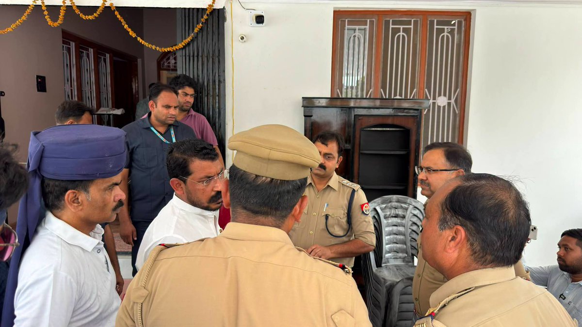 Firojkh74200536's tweet photo. आखिर ये तानाशाही कब तक ...??

सत्ता परिवर्तन यात्रा से आखिर सरकार इतना घबरा क्यों रही है ..??

क्या लोकतंत्र में अब अपनी पार्टी का प्रचार प्रसार भी नहीं कर सकते ?

चंद्रशेखर आजाद जी ने साफ प्रशासन को ओर सरकार को संदेश दे दिया है अगर आज शाम तक रैली नहीं निकलने दी तो रात 8 बजे बाद माहौल बदल दिया जाएगा जिसके बारे में सरकार ने नहीं सोचा होगा ।