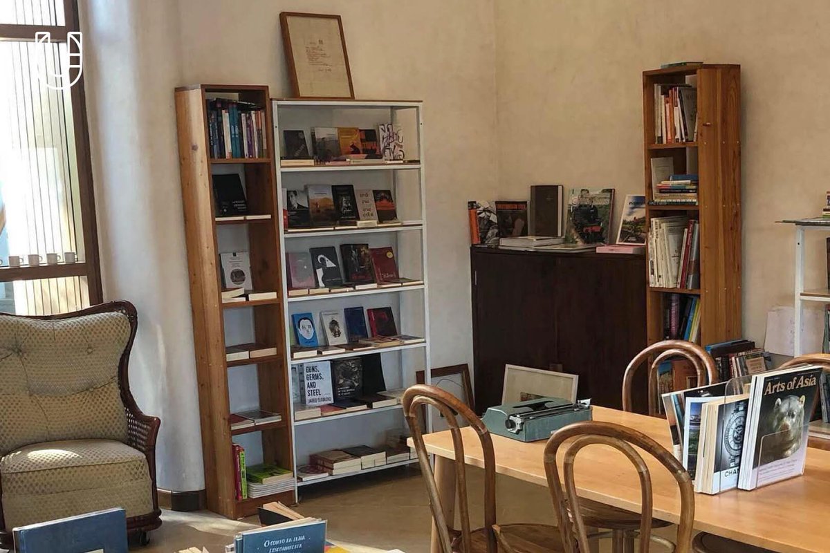UrbanCreatureTH's tweet photo. แวะไปเยี่ยมเยียนร้านหนังสืออิสระหนึ่งเดียวในปากน้ำปราณกับ ‘Rhythm &amp; Books’ ของ ‘บ๊าฟ-ภาณุ มณีวัฒนกุล’ นักเขียนและนักเดินทาง ที่มีเอกลักษณ์เฉพาะตัวในด้านการตกแต่ง การคัดสรรหนังสือโดยรสนิยมของเจ้าของร้าน ไปจนถึงสิ่งของอื่นๆ ในร้านที่มีตั้งแต่แผ่นเสียง เทป งานศิลปะ เสื้อ ของสะสม https://t.co/1rNu1e14XZ