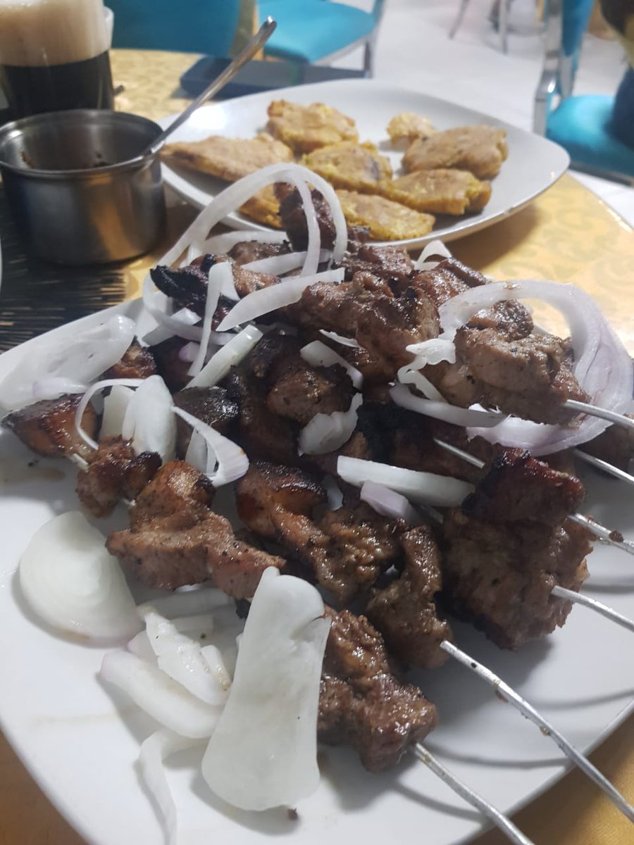yvetta237's tweet photo. Les meilleures brochettes de porc, c'est chez anita mega chicken à bonamoussadi. 

Selon moi ils font les meilleures grillades de la ville.  Poulet, poisson,  ils sont bon.

Mais ils sont cherrr. La brochette à 500? Yeuch!!!

Bref qu'en pensez vous? https://t.co/sKuMOB37WL