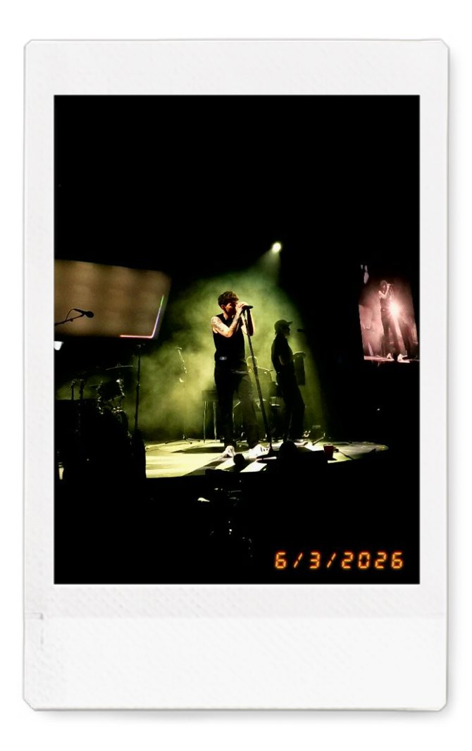 OnlyAngel_1204's tweet photo. HOW DID I GET HERE? HUHUHU @Louis_Tomlinson PHOTO FROM MY FILM CAMERA #HDWGHWTVancouver https://t.co/zH6RuABWAE