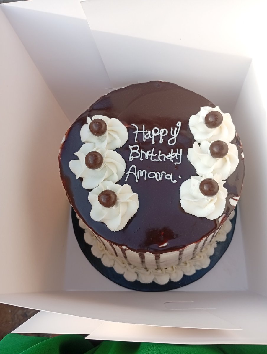 MakasonDelight's tweet photo. This is the second cake inspo I have gotten from @cakesbyjade__ this week 

Asa nwanyi thank you for always dropping beautiful cake inspo

Sent it to my client and she picked but we replicated in 3 flavours 

Send a message 

Location Abuja https://t.co/Ct4I90UWMA