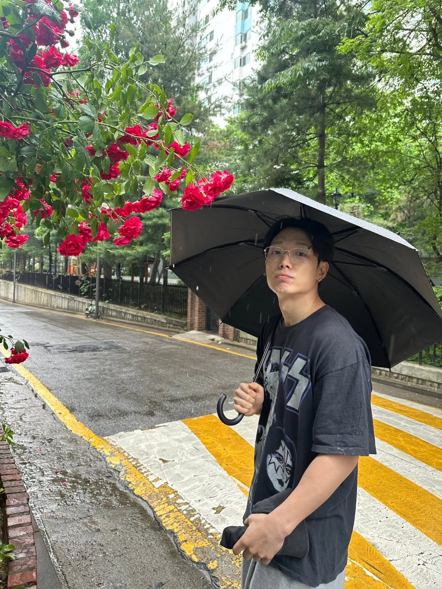jiwonmuse's tweet photo. bobby ganteng bgt males dah 😭😭😭😭😭😭 AHHHH GUE MINATTTT DAN NAKSIR BERAT https://t.co/rFZjotfpX4