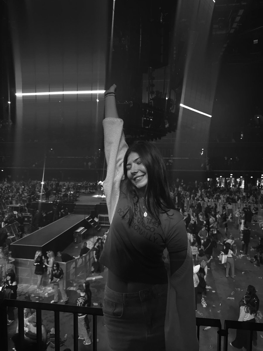 esnymel's tweet photo. application for me and my friends to be tonights together together photographer!!!⭐️🕺🏽🩷it‘s my friends first harry concert (and first EVER concert in general) so this would make the evening even more special 🩷🩷🩷 @HSHQ https://t.co/IwNeRNHVac