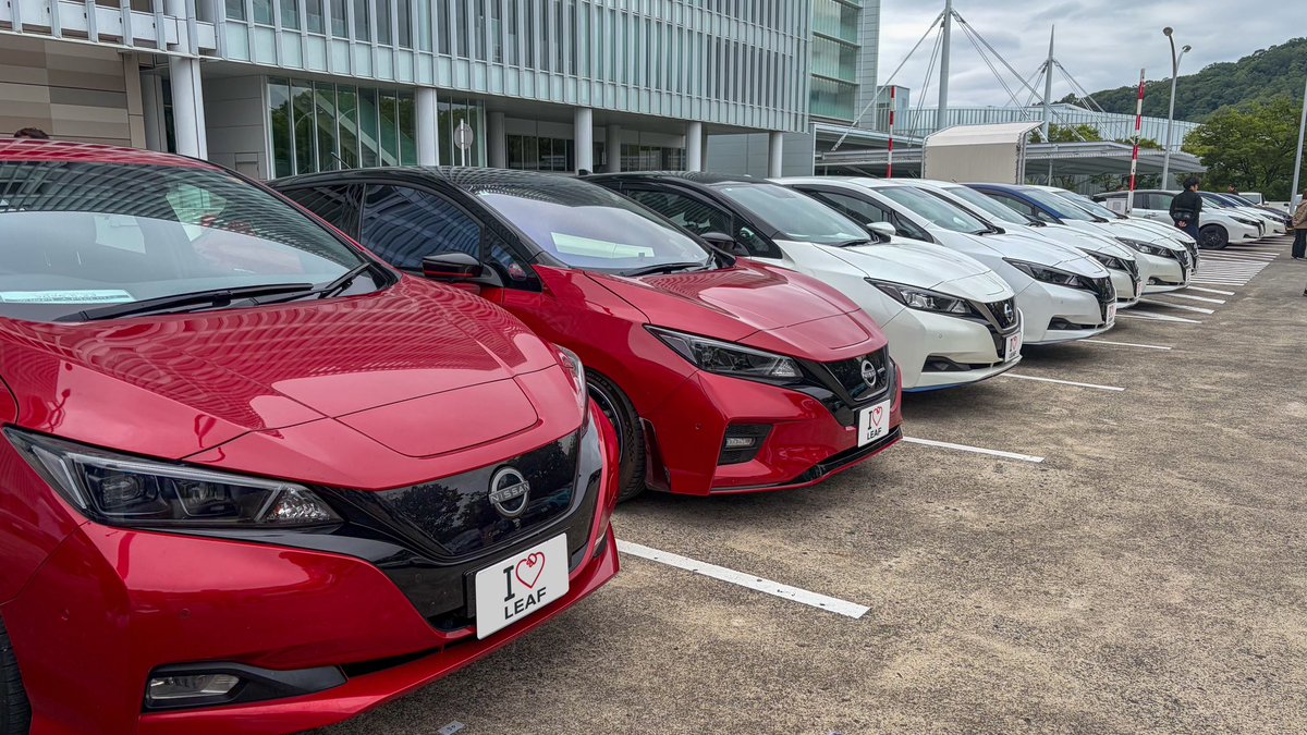 ken1_ken1's tweet photo. 2026/05/23 #日産リーフ の #オフ会 が #NTC(#日産テクニカルセンター)で行われた！
AZE0、ZE1、ZE2 約50台が集まった。
ロビーの中と外には普段観れない車両が展示！LEAFについてNissanさんのプレゼンもありました。#V2L での軽食の提供なども、、、
#日産自動車 #NissanLeaf #leaf #EV #リーフ https://t.co/stfeW62tQZ