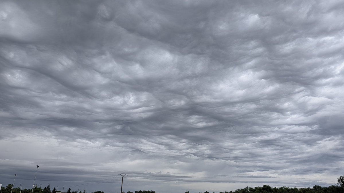 ben_jinator's tweet photo. Regardez moi ces nuages!

On dirait du coton avec des parties comme aspirées par le ciel!

#Ciel 
#Wether

Stay Yourself https://t.co/dbd0MNmUVy