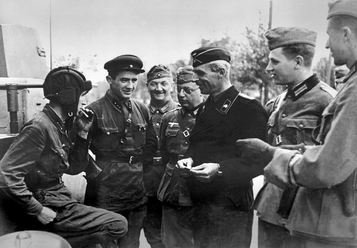 Project36774165's tweet photo. @Forvarovsky96 @the_ins_ru Немцы  в 1939 году организовали войну не одни. Они развязали ее вместе с СССР, напав на Польшу. Это важно уточнять, чтобы помнить об этом преступлении. А потом была Катынь и убийства пленных польских офицеров — немыслимый акт террора против человечества. https://t.co/SPc7VUDonS