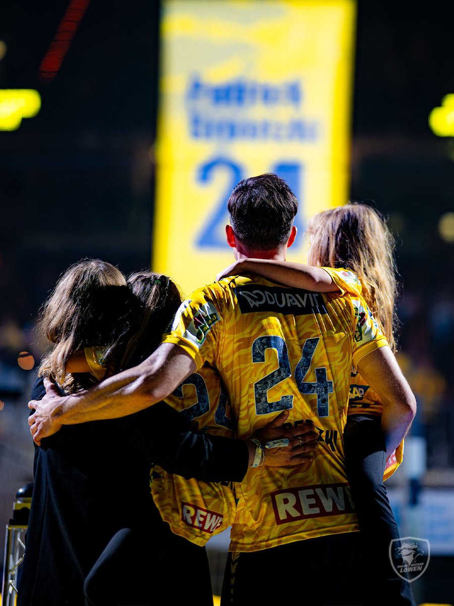RNLoewen's tweet photo. Ein Abend für die Geschichtsbücher 💛🦁

#rnl #rnloewen #handball https://t.co/Jg45BI88tk
