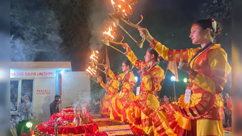 ndtv's tweet photo. Women Break Centuries-Old Barrier, Lead Aarti At Jammu Temple
https://t.co/DPZS70x2R9 https://t.co/F7e17CEBlV