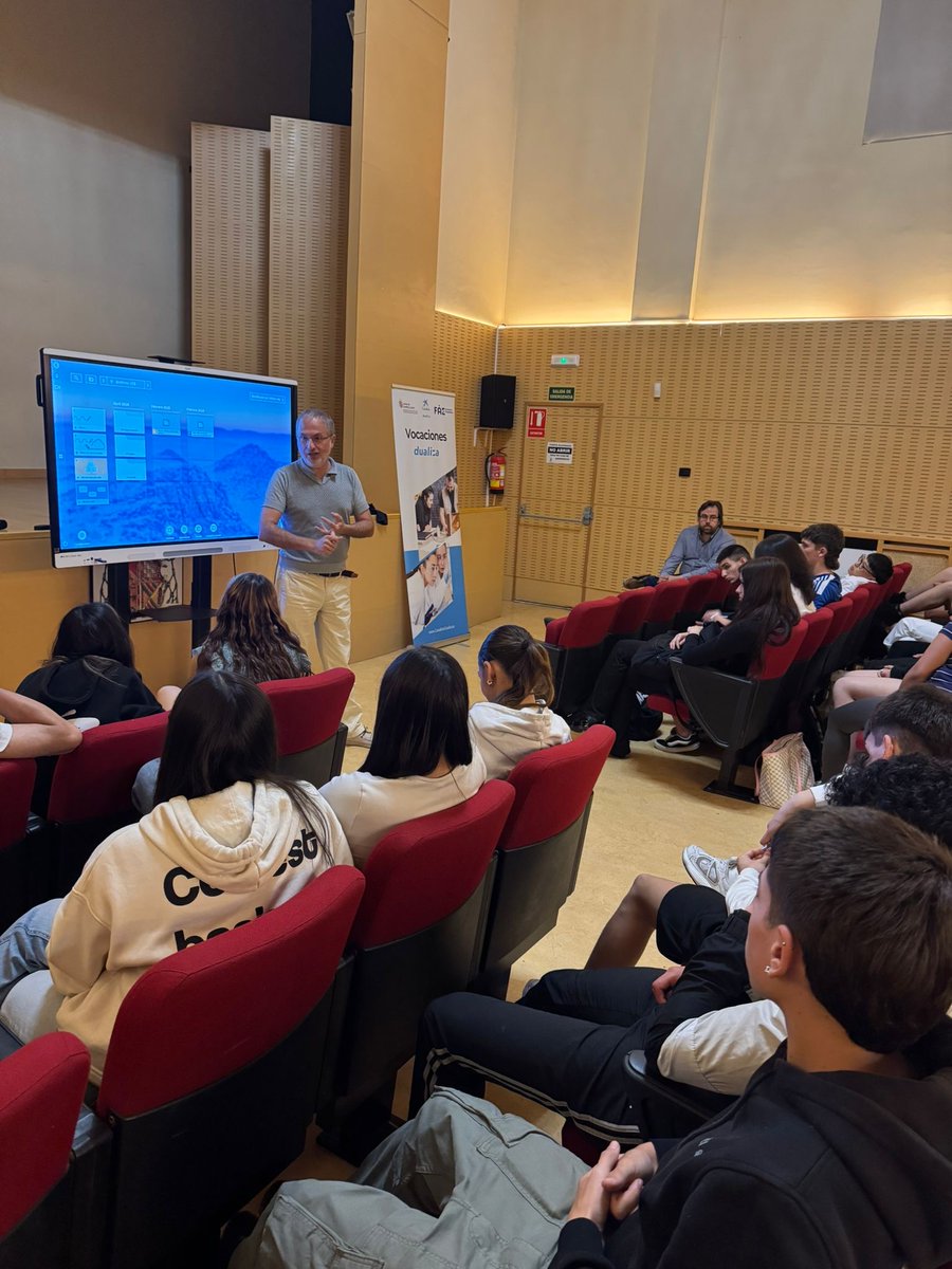 FAEBurgos's tweet photo. 📚 Cerramos una nueva edición de @CABK_Dualiza  acercando la #FP a los jóvenes de #Burgos con @caixabank 

✅ 22 jornadas
✅ 1.329 alumnos participantes

Ayer celebramos la última charla del curso, en el IES Cardenal López de Mendoza.

#FAEsiempreatulado  #EmpresaYEducación https://t.co/ooiCHnLLwf