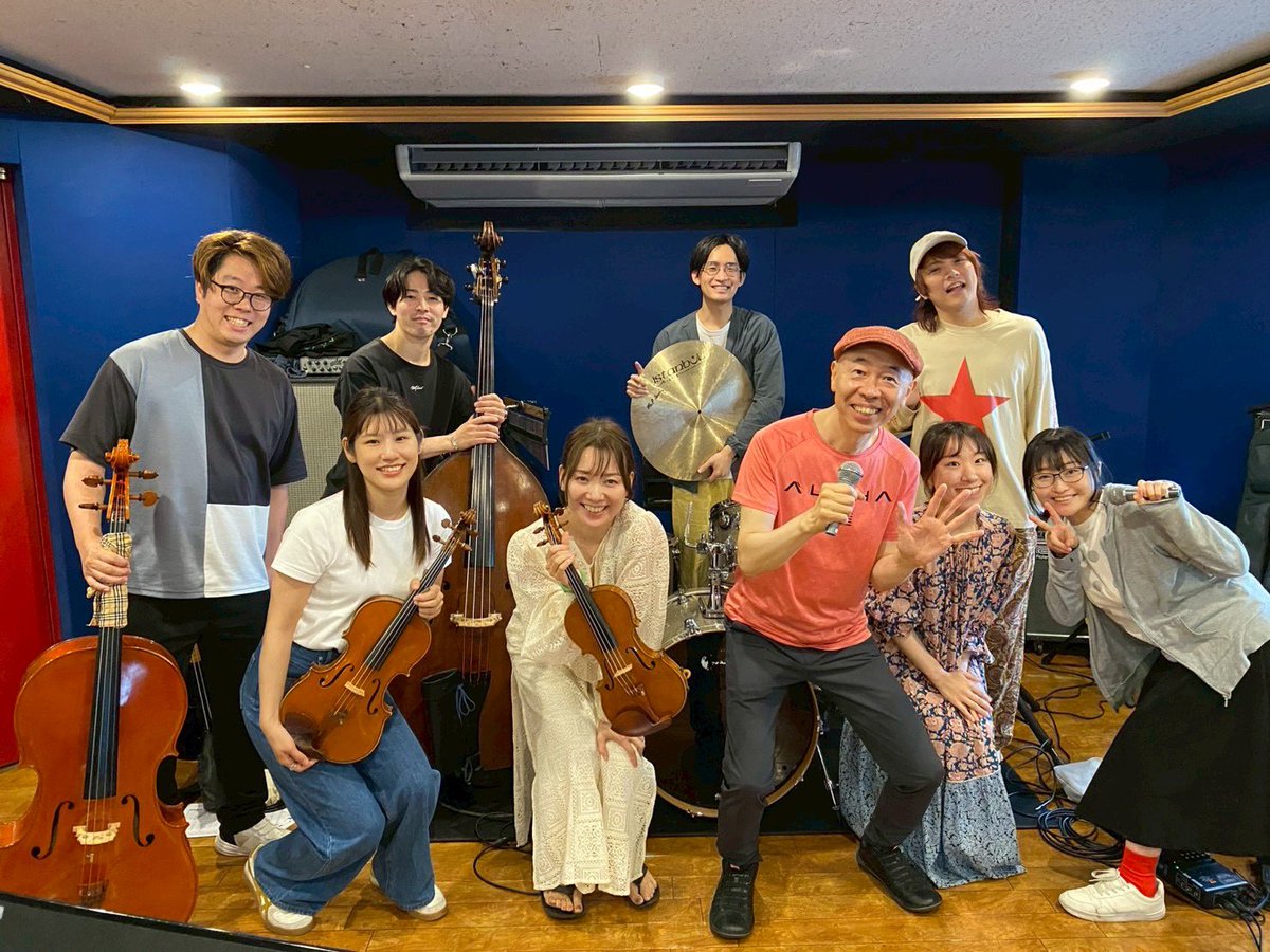 Riiko_Yamada's tweet photo. 素晴らしいバンドメンバーの皆様。（ここにさと子さんも！）
6/7 #新沢としひこ ソロコンサートに向けて！
泣いてしまう…😭

ただいまNHK「みんなのうた」作詞作曲でも話題沸騰中の新沢さんです🎵
チケットは残り、桟敷席数枚のみになりますのでお急ぎアスクミュージックまでお問い合わせください😊 https://t.co/banAQzaNvR