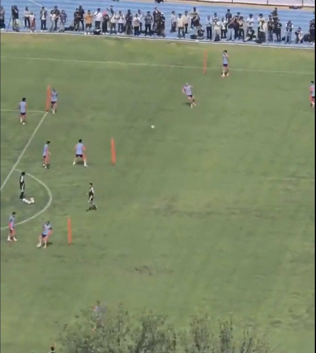 oltsport_'s tweet photo. CONTROVERSY: A damaging situation for Mexico’s hosting image as Japan's national team reportedly faced terrible conditions at Tigres' rented training facilities. 🇲🇽🇯🇵

👀 The crisis escalated to the point where Japan was genuinely considering leaving the country to prepare elsewhere. ✈️

🏟️ Fortunately, Rayados stepped in to save the day, offering their top-class facilities so Japan can continue their World Cup preparations in peace. [via Sancadilla]

#FifaWorldCup2026WithOltSports