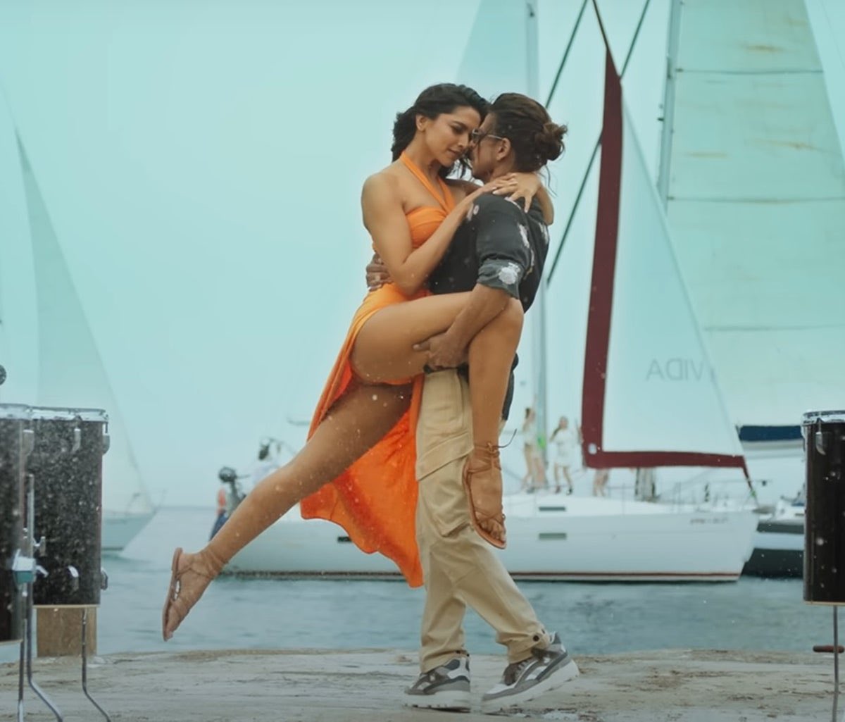 ExposeDhonifan's tweet photo. According to Bollywood Fans

This is Disgusting              This is Enjoyable https://t.co/cY8z1iOCgy