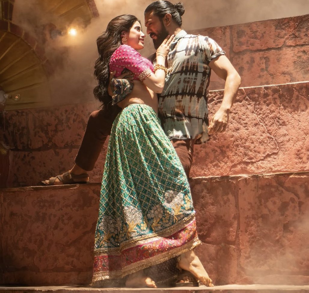 ExposeDhonifan's tweet photo. According to Bollywood Fans

This is Disgusting              This is Enjoyable https://t.co/cY8z1iOCgy