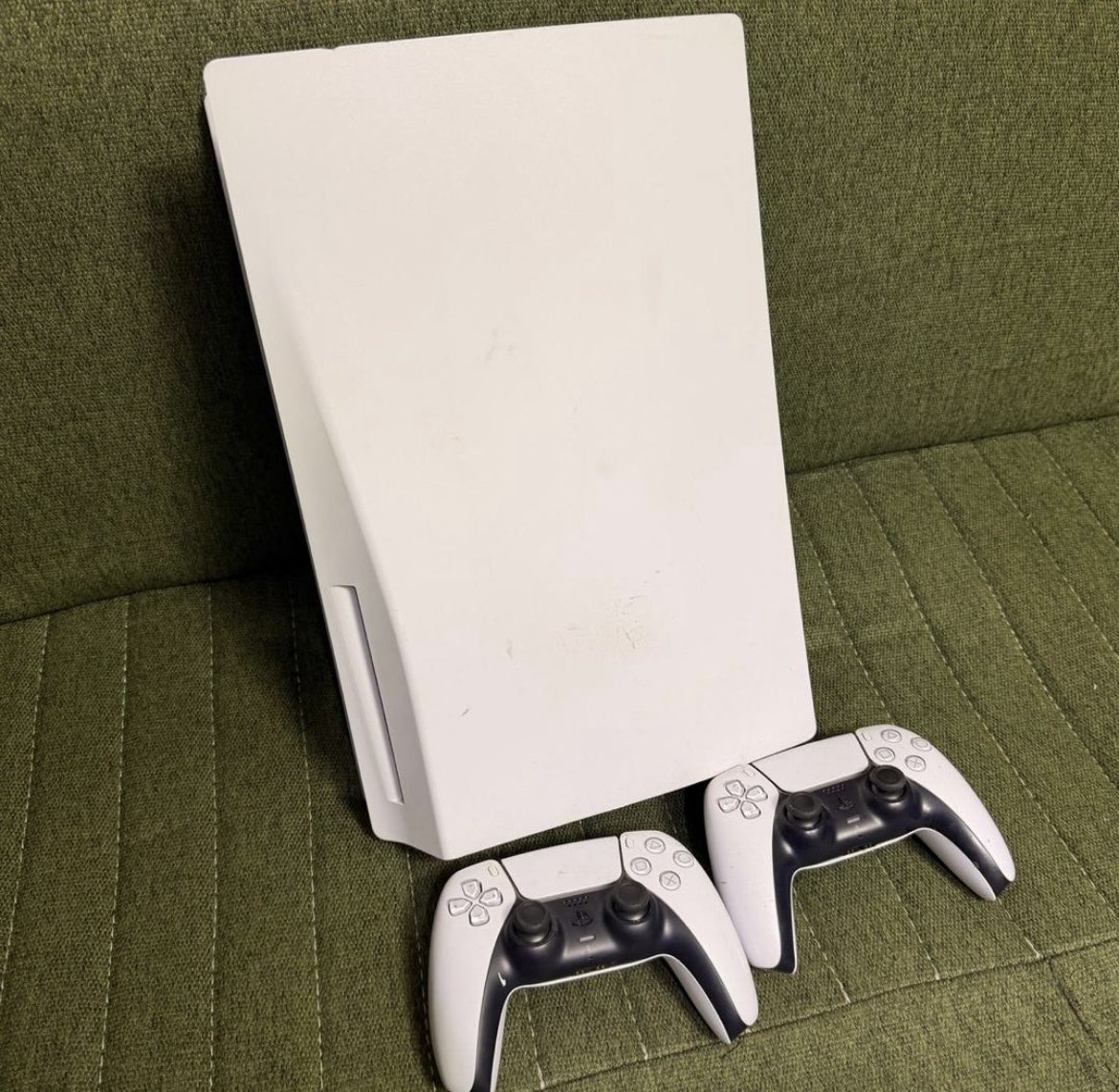 OLIMEGADGETS's tweet photo. Mint used ps5 fat with two pad and fc24 750k https://t.co/vLMFaeVIVj