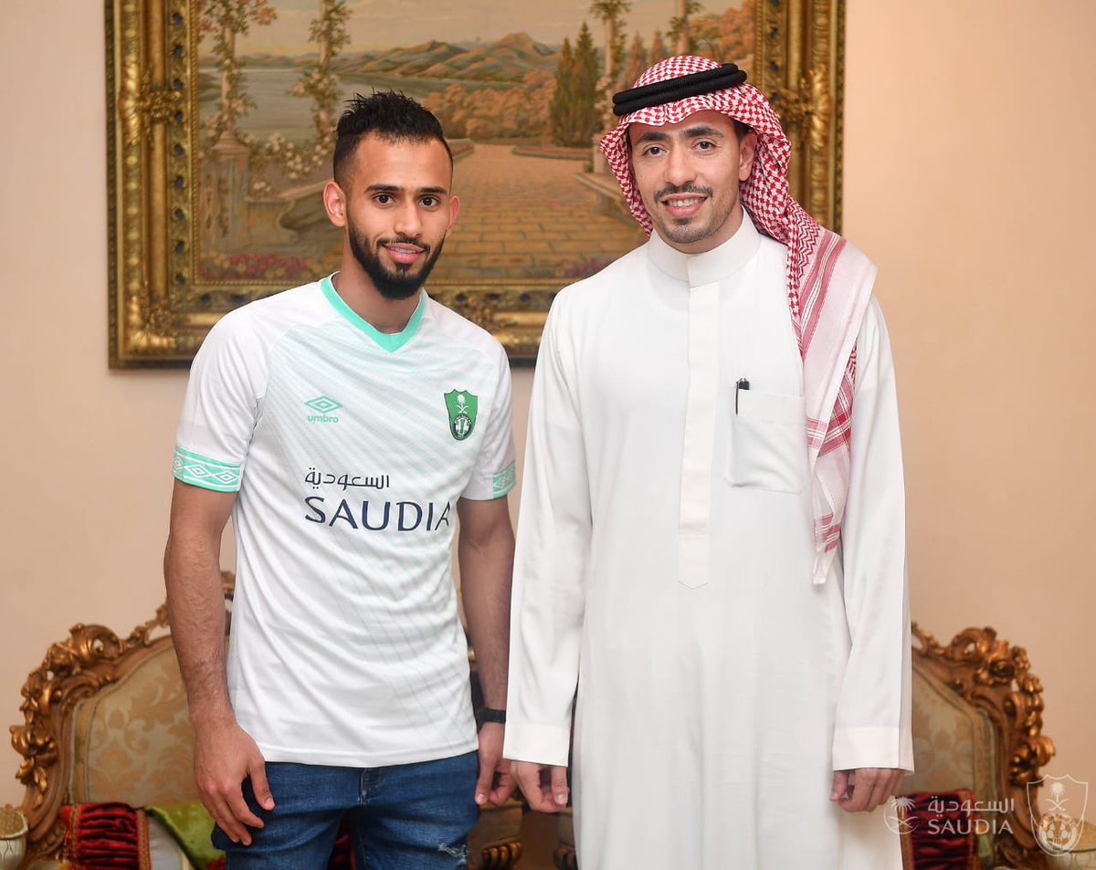 nb_51_'s tweet photo. سلطان مندش..

لاعب محترف منذ 2013، تنقل بين عدة أندية سعودية، وارتدى قمصان 
الاتحاد والفيصلي ونجران والأهلي والفيحاء والتعاون، 
لكن حضوره مع المنتخب ظل محدودًا لسنوات.

ثم تأتي محطة الهلال..
أقل من شهر، بعض الأهداف، ثم استدعاء للمنتخب السعودي، واليوم يتواجد في المشهد الدولي.

السؤال الذي يستحق النقاش:

هل السر في القميص؟ أم في التوقيت؟ أم في قدرة بعض اللاعبين على استثمار الفرصة فور وصولها؟

كرة القدم لا تُقاس فقط بعدد السنوات، بل باللحظة التي تعرف فيها كيف تفرض اسمك على الجميع.