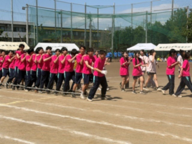 neritaka1964's tweet photo. 体育祭の３年生学年種目では、「ムカデ競争」が行われました。
クラスごとに列を組み、足を揃えて進むこの競技は、スピードだけでなく、息を合わせることや仲間との連携が求められます。スタートの合図とともに、「いち、に、いち、に」と声を掛け合いながら進む姿が印象的でした。 https://t.co/iAoAxLqfe0