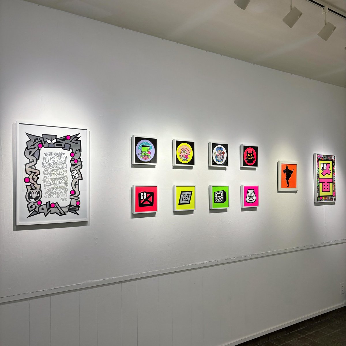 acid_cube's tweet photo. 新御徒町のmograg galleryにて、GUL「図画² 」。6/14まで。

「ヨンパチマン」をはじめとする様々な自作シールシリーズを展開するステッカー作家、GULによる個展。

デジタルデータの一括入稿ではなく、個別に発注したパーツを手作業で接合・構成した1点物の作品を展示。

#展覧会 #ギャラリー巡り https://t.co/vH2YUiQJ22