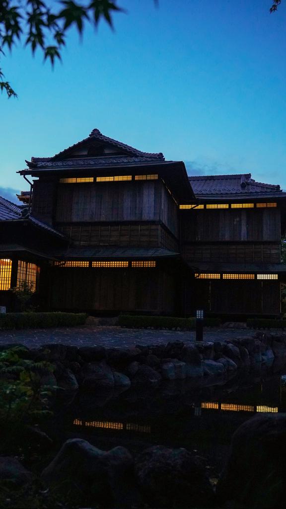 HomonCafe's tweet photo. 先日の台風前に、豊門会館の雨戸を閉めました。
移築して100年以上経つ文化財だけどちゃんと機能します😉
要塞化した超レアな姿をどうぞ。 https://t.co/hieyumDzea