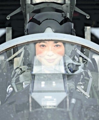 jpsdfpcosakura's tweet photo. エスコン最新作で派手髪ユークトバニア出身女性パイロットが話題ね！
派手髪…はいないけど、航空自衛隊でも2018年から女性戦闘機パイロットが続々誕生中よ😉現在ではF-15、F-2のパイロットがそれぞれいるの！F-35パイロットの誕生も楽しみね！ （写真引用 読売新聞 zakⅡ） https://t.co/o8S1xO5boq
