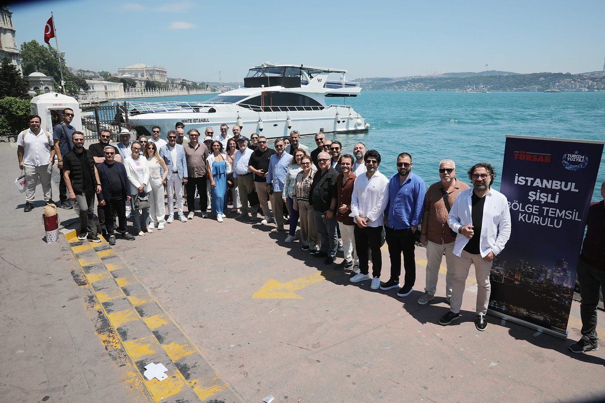 tursaborgtr's tweet photo. TÜRSAB Şişli Bölge Temsil Kurulumuz, 3 Haziran 2026 Çarşamba günü İstanbul Boğazı’nda düzenlenen “Yaza Merhaba” etkinliğinde bölgede faaliyet gösteren seyahat acentalarıyla bir araya geldi.

BTK Başkanımız Aylin Güneşli’nin ev sahipliğinde yaklaşık 2 saat süren Boğaz gezimizde, zengin büfe ve içecekler eşliğinde keyifli anlar yaşadık. Rehberimiz Bülent Demirdurak’ın etkileyici anlatımıyla hem bilgilerimizi tazeledik hem de yeni bilgiler edinme fırsatı bulduk.

Etkinlik boyunca uzun süredir bir araya gelemediğimiz meslektaşlarımızla hasret giderme ve moral depolama imkânı yakaladık.

Katılım sağlayan tüm üyelerimize teşekkür eder, tüm seyahat acentalarımıza verimli ve başarılı bir sezon dileriz.