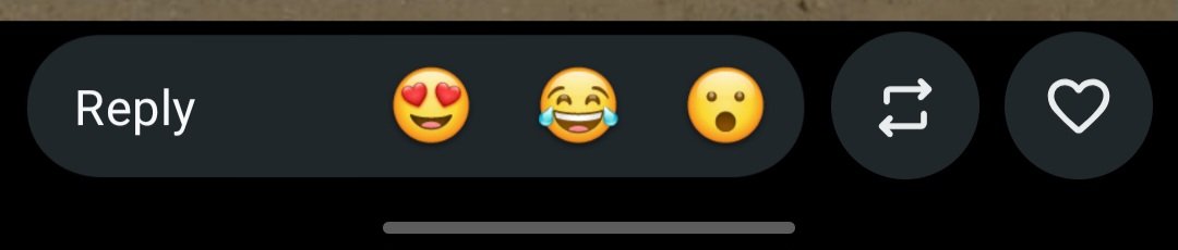 i_eejay's tweet photo. @WhatsApp @Meta The emojis inside the reply bar are distracting and cause accidental reactions when trying to type a response.

The previous version is much better. https://t.co/AnLR79YEcZ