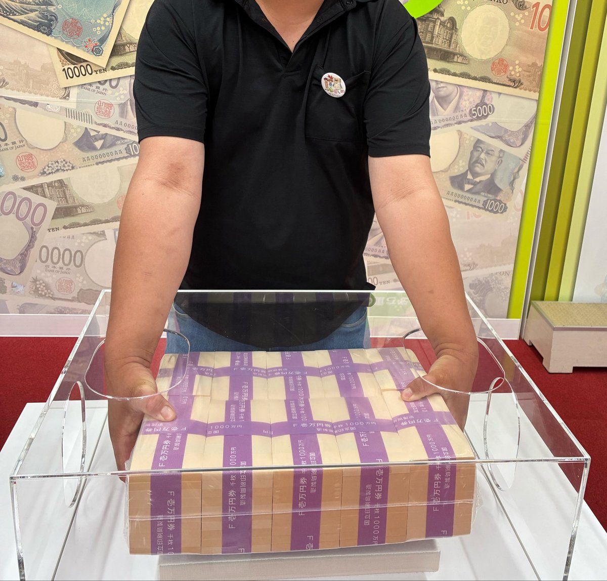 hamama2nd's tweet photo. 厳重な警備の中一億円持ってみた💴 https://t.co/ksRKoDMsDI
