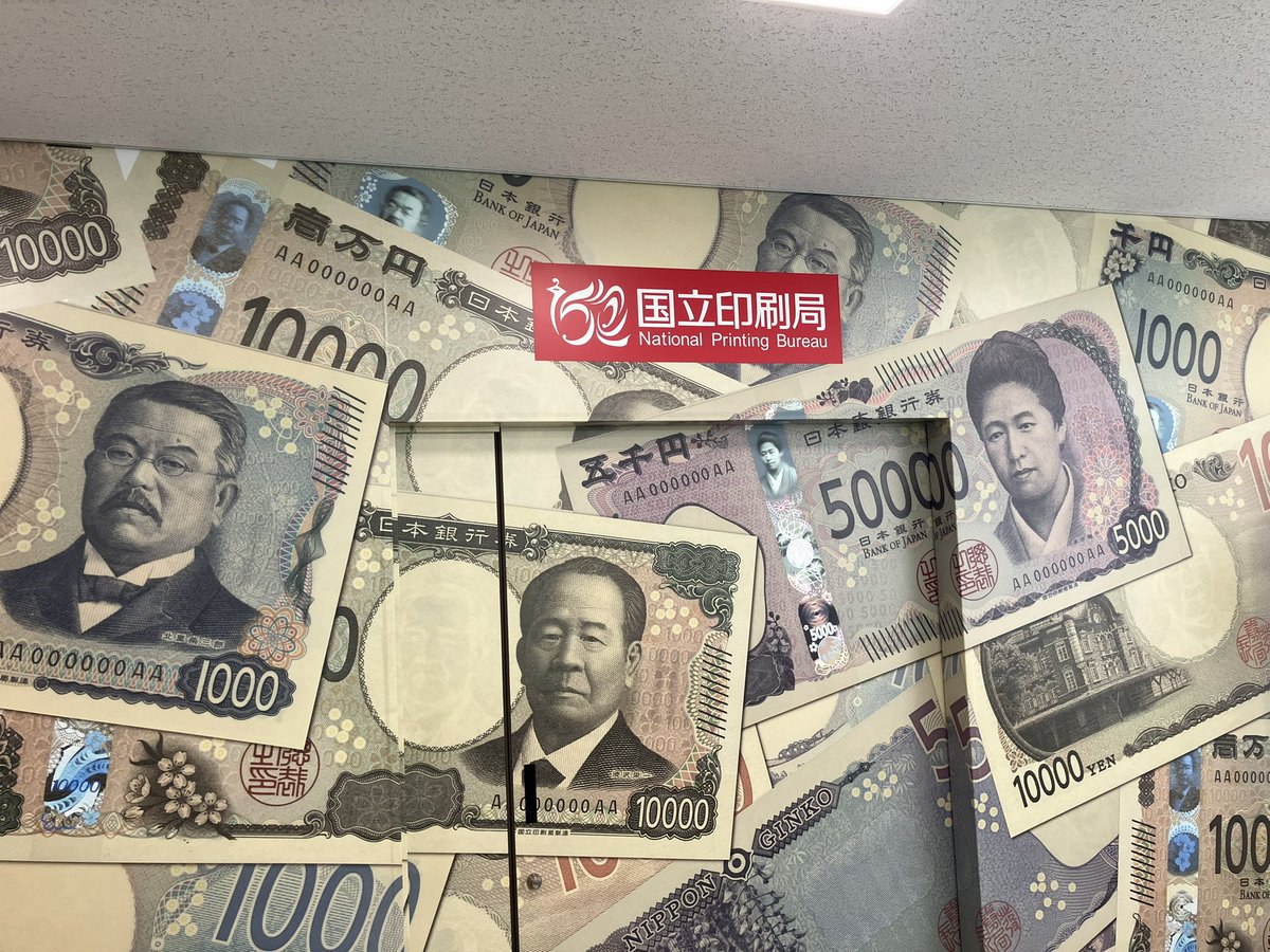 hamama2nd's tweet photo. 厳重な警備の中一億円持ってみた💴 https://t.co/ksRKoDMsDI