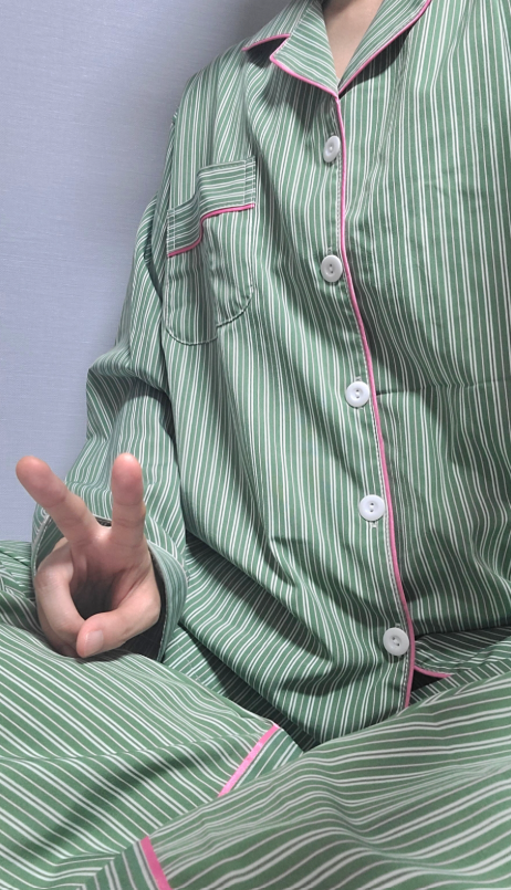 positive_mxxn's tweet photo. 29CM 큐레이터 리워드 링크 포함
뭐야 도씨 잠옷 이구위크라고 할인 엄청하네???

얘들아 29CM 어플에서
카카오톡 선물하기 기능이랑 똑같이
친구한테 선물할 수 있는 거 다들 알지???

💰카톡 3만원 VS 이구위크 2만원
https://t.co/HCha5RAA4u

실크핏 긴팔로 선물받은거 완전 잘 입고 있는데
여름 버전도 셀프 선물해야징
이번주에 생일 친구들 선물은 다 도씨 잠옷으로 보낸다ㅋㅋ

강아지 파자마도 있어🥹💗

⬇️원트는 럭키박스라 선착 50명 한정인데
이건 이구위크 기간 내내 할인가라서 개이득