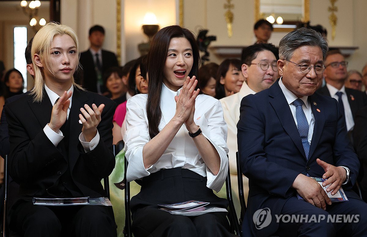 malbok915's tweet photo. 필릭스 오늘 한불 수교 140주년 행사 참석했대 https://t.co/4j9OypJeFl