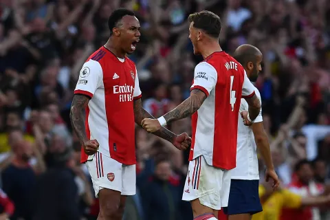 Arsenal_FRA's tweet photo. 🦁 Suivra une très belle saison à Brighton, qui va le mettre dans le viseur d'un certain Mikel Arteta !

Il arrivera pour 58.5M€, un montant très controversé à l'époque, certains consultants considérant ses coéquipiers Adam Webster & Lewis Dunk comme de meilleures options !

Un meme Twitter verra également le jour, comparant son transfert à ceux de Konaté à Liverpool, Varane à Man Utd, Koundé à Chelsea (trouvez celui qui n'a jamais vu le jour 🤣). Quelques années après, celui de Benny B se place dans le top 2 de ceux-ci sans aucun doute !

Lors de sa première saison, il forme une paire de centraux avec Gabriel qui va se battre pour la course au top 4, mais qui va échouer à une marche de la LDC...