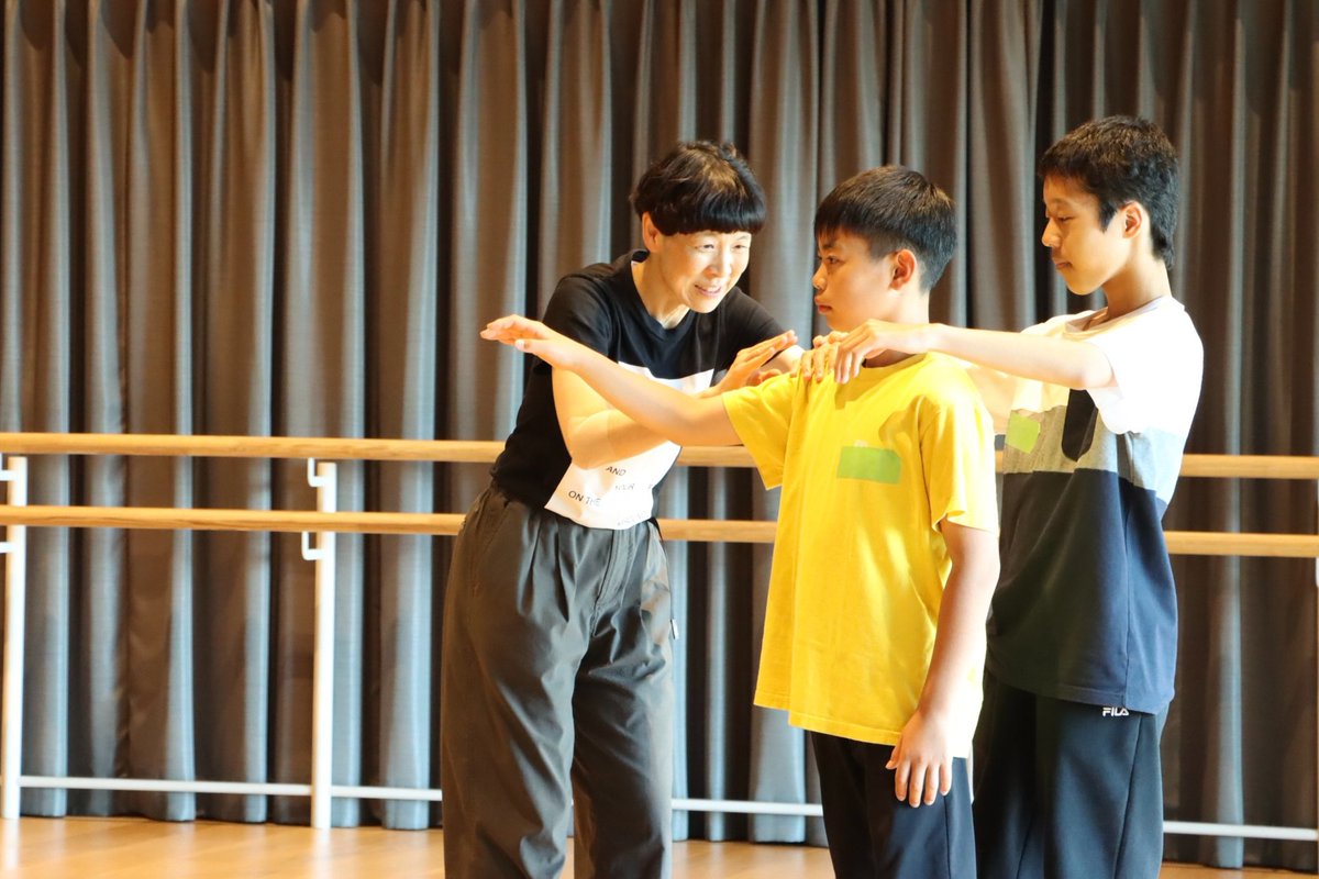 OK_geijutsusozo's tweet photo. #カンパニーデラシネラ 主宰の #小野寺修二 さんと、メンバーの #藤田桃子 さんを講師に迎えた中高生向けマイムワークショップが終了しました‼
身体の使い方だけでなく、相手の動きに意識を向け、その場で生まれる表現に身をゆだねる…演劇の本質にふれる瞬間がいくつも生まれた時間となりました🌱 https://t.co/DH32wYUKhM