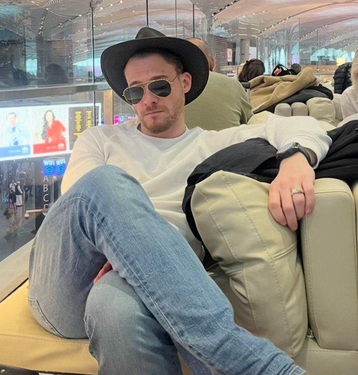 MariaTeru's tweet photo. Hoy cumple 39 años Kerem Bürsin, un actor extraordinario que ha conquistado corazones con su talento, carisma y dedicación. Pero más allá de su éxito profesional, destaca por ser una persona cercana, humilde y generosa.

¡Feliz cumpleaños, Kerem! 🎂🎉🎈 

 #HappyBDayKeremBürsin https://t.co/2RGzMY9Rqi