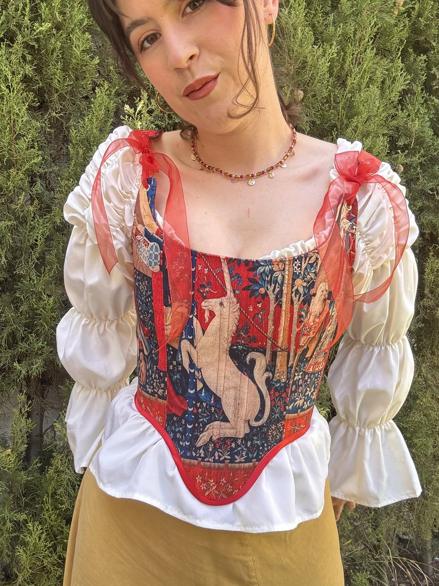 irenethat's tweet photo. Lo bueno de hacer corsets es que te puedes quedar con uno cuando te gusta un montón 🦄 ✨ Este en concreto es del tapiz medieval de La Dama y el Unicornio ♥️ en la otra red social aviso cuando vuelva a estar disponible para su compra 🛍️😍 https://t.co/U7Nnf6GCzR