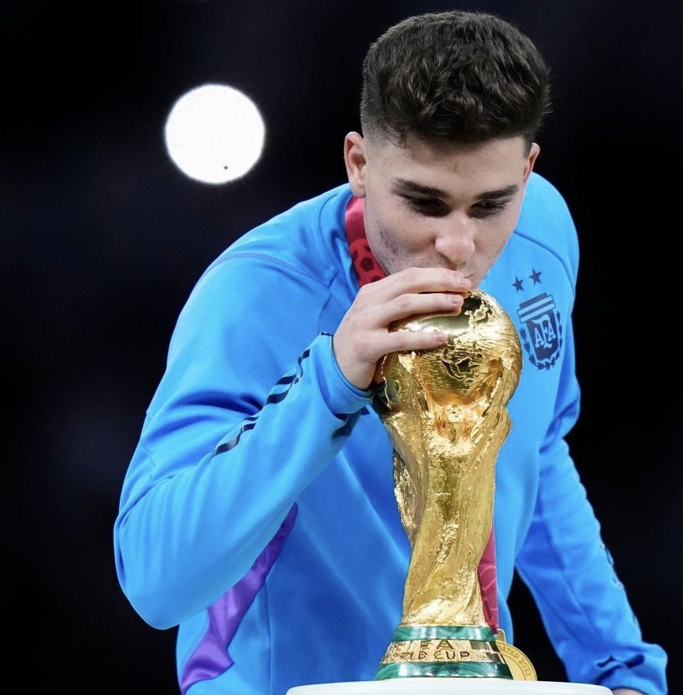_onlyscott's tweet photo. En excluant Julian Alvarez…

Nomme un joueur qui a remporté à la fois la COUPE DU MONDE DE LA FIFA et la PREMIER LEAGUE 

Niveau; DURE https://t.co/jLQx54w0iv