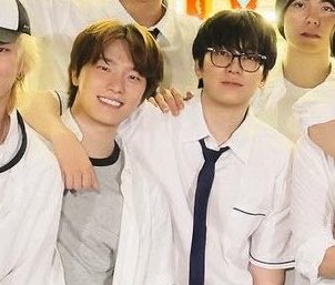 channieluuvr's tweet photo. why does wonwoo always hold chan like he’s scared someone’s gonna try steal him https://t.co/SmP4ylSxyf