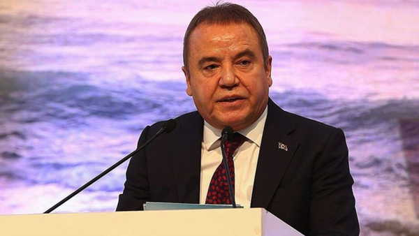 cumhuriyetgzt1's tweet photo. İtirafçı Muhittin Böcek, bu kez de yaşamını yitiren Ferdi Zeyrek'i işaret etti: ''950 bin Euro teslim ettim''
https://t.co/79yvw9K9Dn https://t.co/EY3LJhZyX0