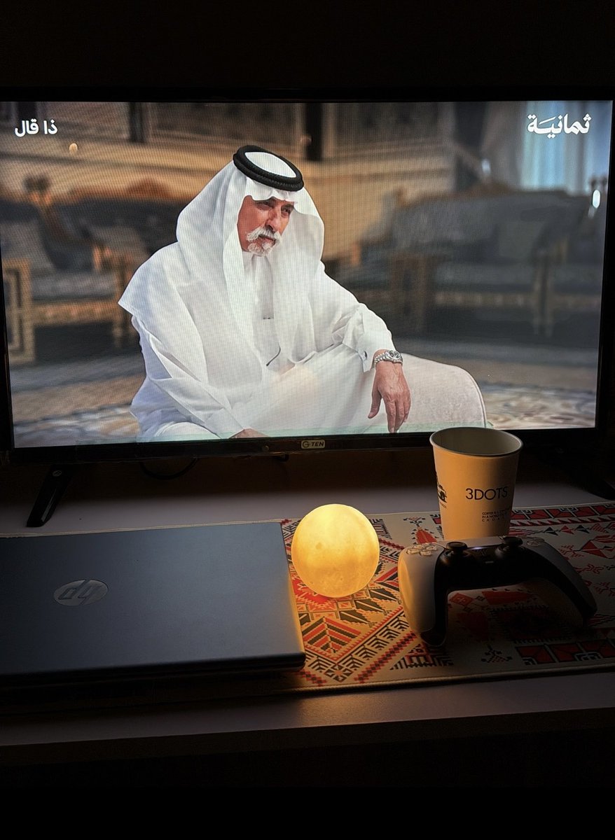 A6Ght's tweet photo. يا لبيب العقل خلّك على الدنيا صبور
 القناعه كنز والصبر والايمان شيك 

خل في وجهك حياه لايضيّعك الغرور 
وأعرف اللي لك من الحق وأعرف ما عليك 

وارفع يدينك لمولاك قدام السحور
 واجتهد في طاعة اللّٰه وبر امك وابيك

وأن بليت ب مكّربه خل لك قلبٍ جسور 
لا يتلّون الدهايا دخيّلك من يديك https://t.co/IOmCJGe7bO
