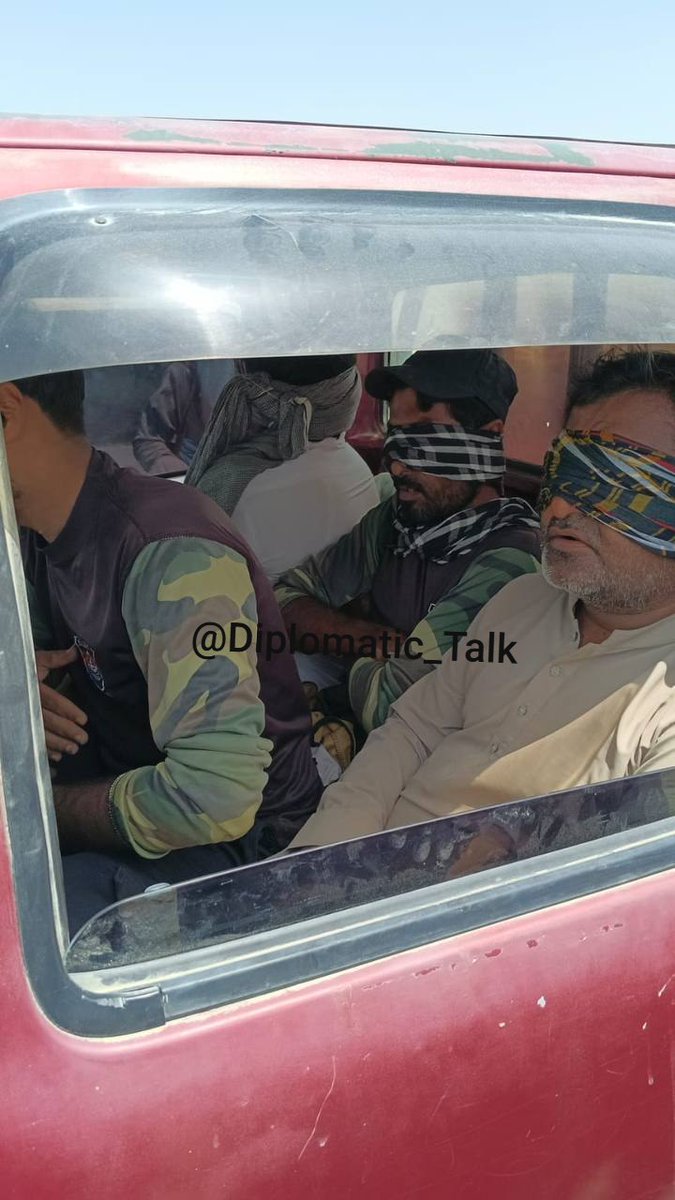 SilentFrameM's tweet photo. Armed individuals detained four police personnel in Gwadar, Balochistan.

Police personnel were collecting extortion money from passing vehicles. The armed men seized the personnel, along with their weapons and official vehicle, and took them to an undisclosed location.
#PKMKB https://t.co/5jy8coVmNl