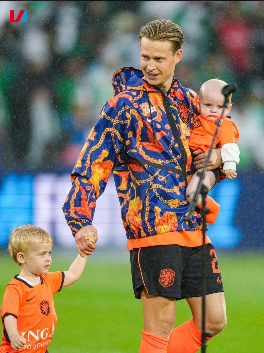 BarcaTimes's tweet photo. Frenkie de Jong with his sons Miles de Jong and Mason de Jong 🧡 https://t.co/iVvydk6Cp2