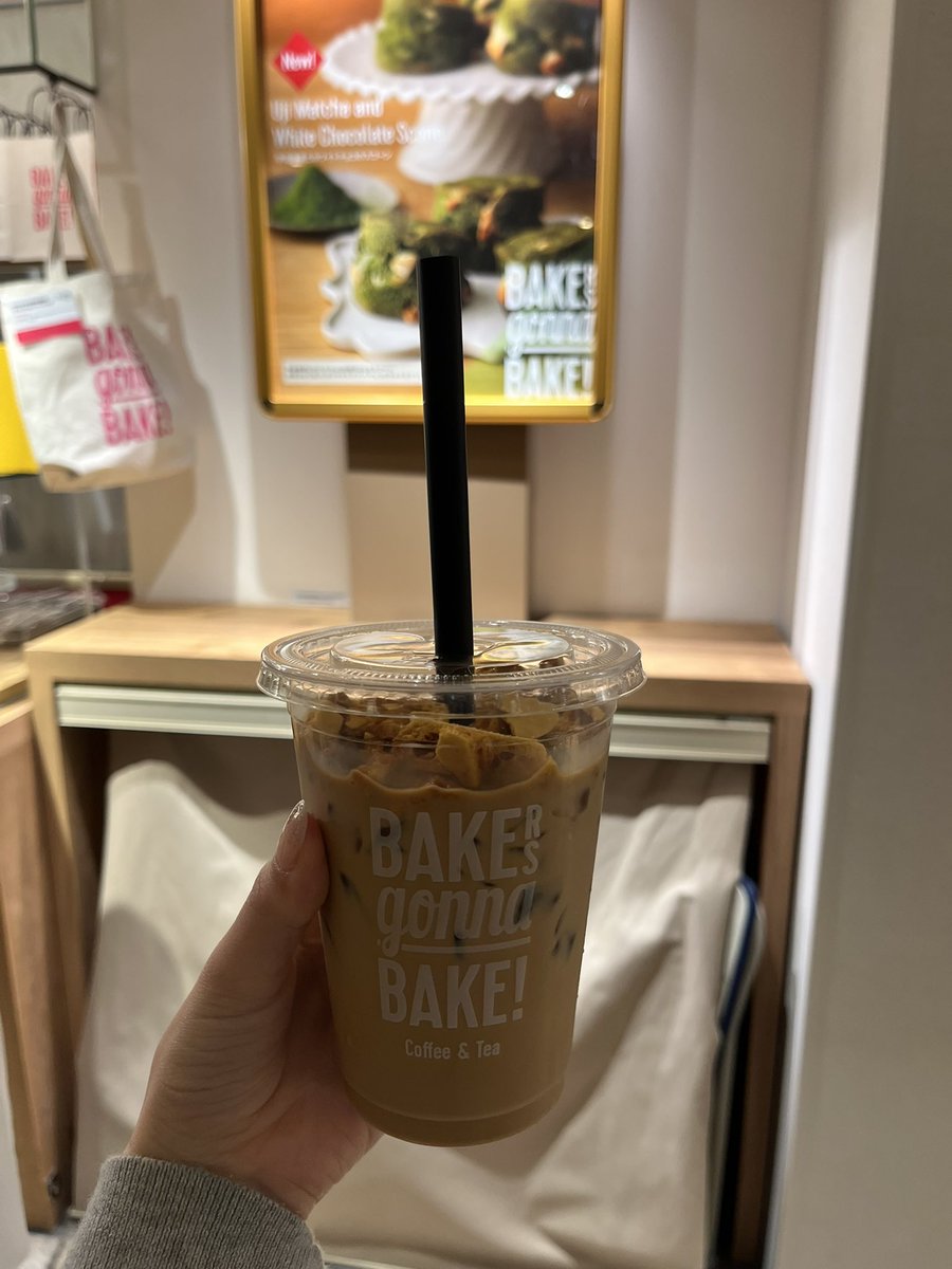 _Iovemyself_'s tweet photo. ベイカーズゴナベイクのドバイチョコスコーン、生地の部分美味しくないしカダイフが論外すぎる
食感なに?!カダイフじゃないもはや
自認ﾄﾞﾊﾞｲﾁｮｺﾏｽﾀｰとして許しがたい😠

ミルクティーはコクないけど上のトフィー美味しい🍯

無駄なカロリーを摂取してしまった。。
Xに失望させられる日々 https://t.co/YTCs9wH09m