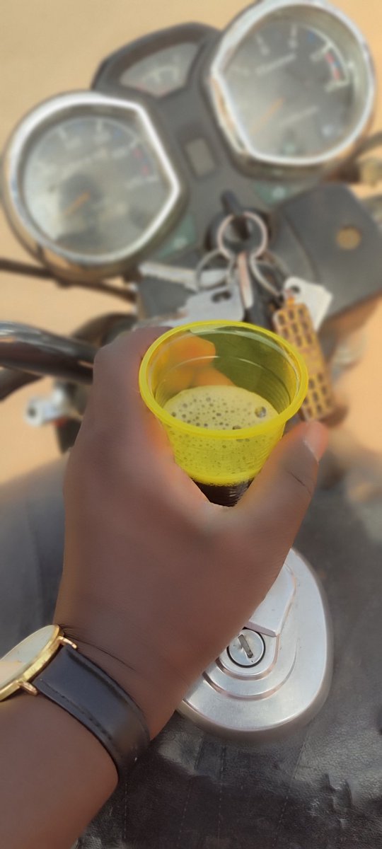 msaid_227's tweet photo. Je sais pas si vous vous rendez compte à quel point ces vendeurs de thé au bord du goudron nous facilite la vie 🍵

#TeamTea https://t.co/5nRp4PIrel