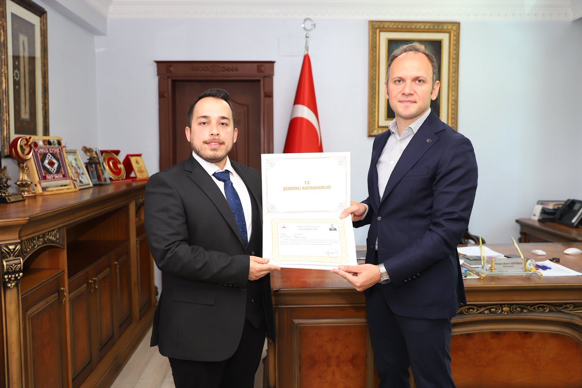TCSemdinli's tweet photo. Kaymakamımız Sayın Yunus Emre AKPINAR, Cumhuriyet İlk-Ortaokulu Müdürü Ferhat ÖZDEMİR ve öğretmenlerini makamında ağırlayarak başarı belgesi takdim etti. https://t.co/rwxUUlKXNB
