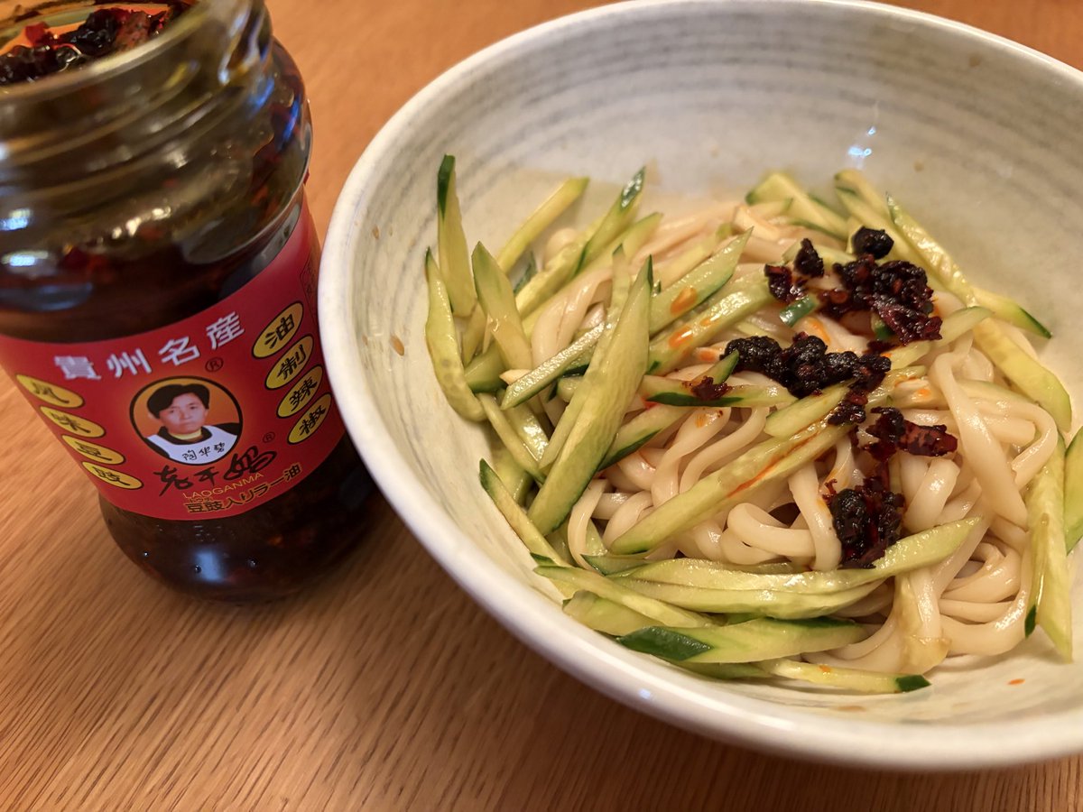 tsukick's tweet photo. 第2回目にして中国西安の涼皮（リャンピー）を完全再現することに成功した。豆豉辣油も入れ過ぎず、不辣の域を超えず。鶏がらスープの素は前回なくて入れなかったが味がまとまるので入れた方が締まる
左:本日の涼皮　右:初回の涼皮 https://t.co/hkNkQ6K904